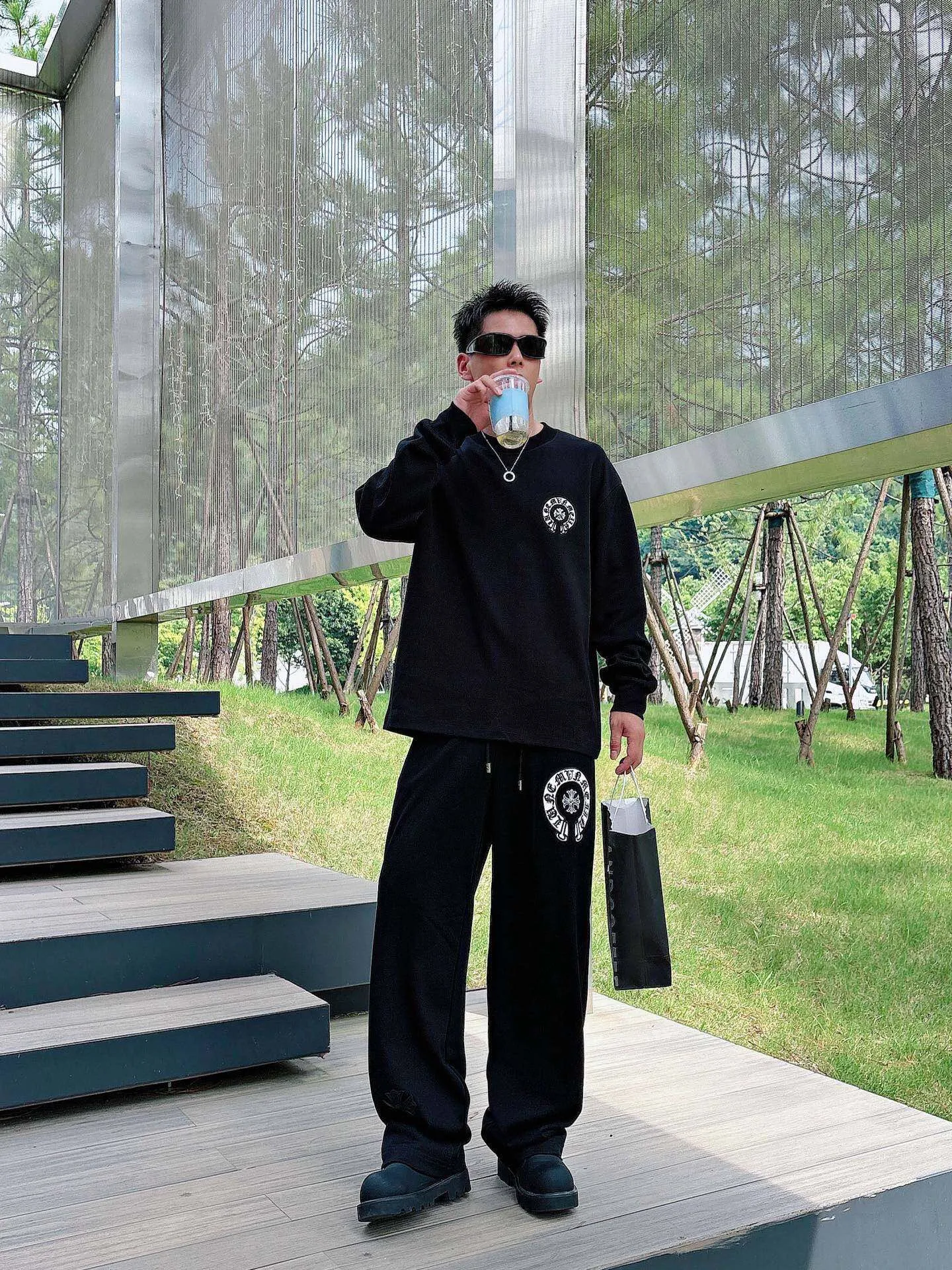Clothes P 400💰 Pants P 426 💰ChromeHearts Chrome Heart Round Neck Long Sleeve Pursuit of quality and absolute guarantee of quality! Using double-sided cotton fabric, the texture is clearly visible, the texture is soft, delicate and smooth, and the customized three-dimensional embroidery and leather patchwork technology is full of drape! The workmanship is fine and the shoulder lines are smooth. All imported chain machines are used to make the shoulder rolling strips. It has a certain thickness and is not made of cheap material but has a shiny feel that is comfortable and not tight on the upper body. It is the most avant-garde street item that can be easily matched by both men and women!  Color: black white Size: m-3xl Style number: 3576➕3750